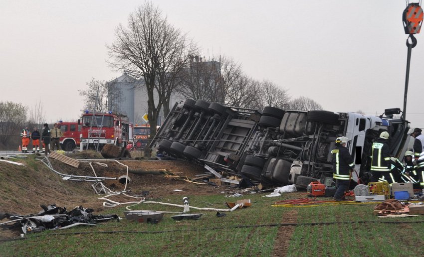 Einsatz BF Koeln VU Noervenich B477 LKW umgestuerzt P36.JPG